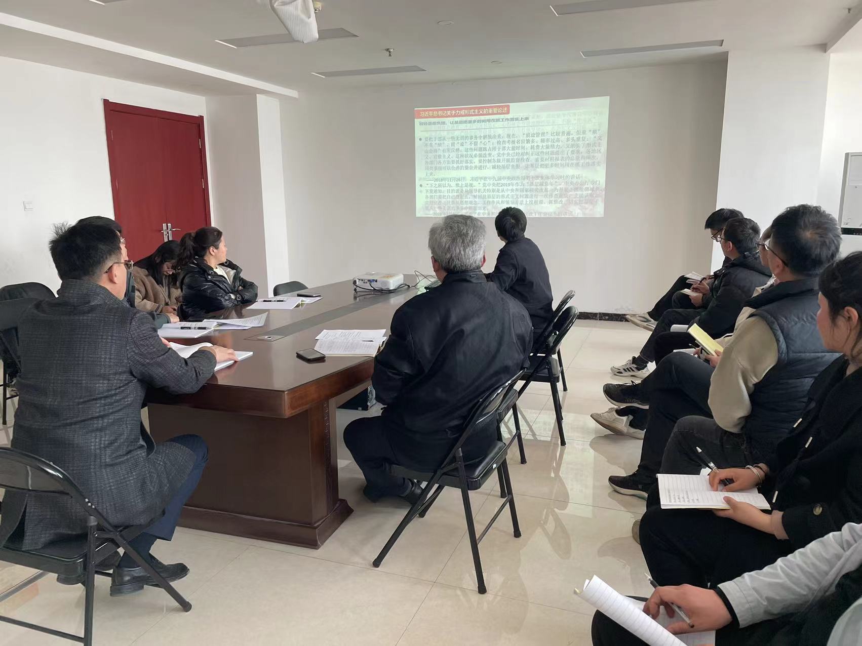 纪检委员带领全体党员学习《关于整治形式主义典型问题学习》的专题党课